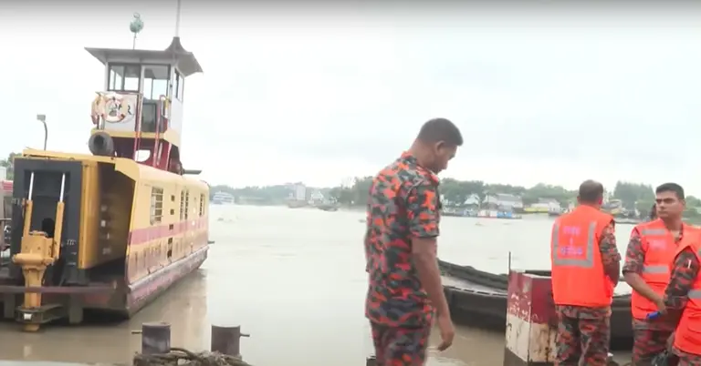 ফায়ার সার্ভিসের উদ্ধার অভিযান চলছে